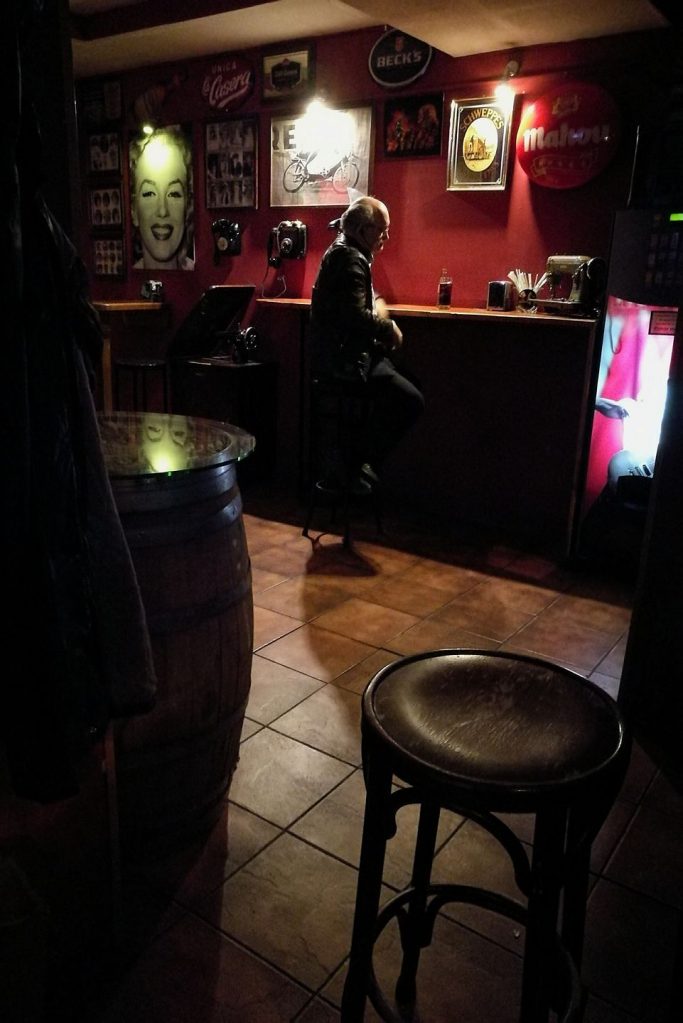 Soledad en los bares.