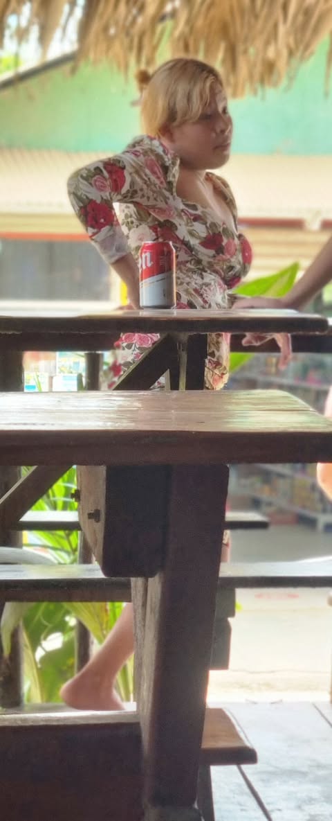 Bares en la isla costarricense. Chica en bar de Costa Rica.